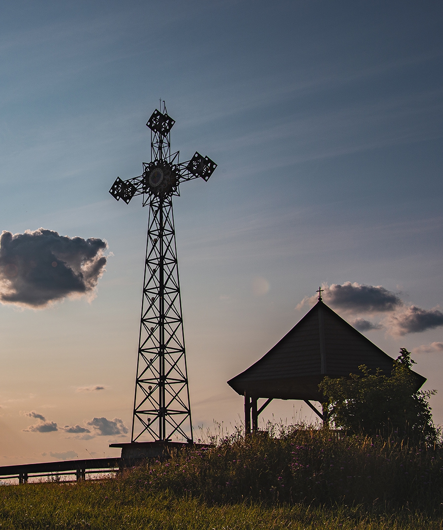 Krzyż na Litwince z widokiem na Tatry